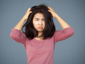 6 Perawatan Rambut Rontok dan Ketombe Secara Alami 6 Perawatan Rambut Rontok dan Ketombe Secara Alami