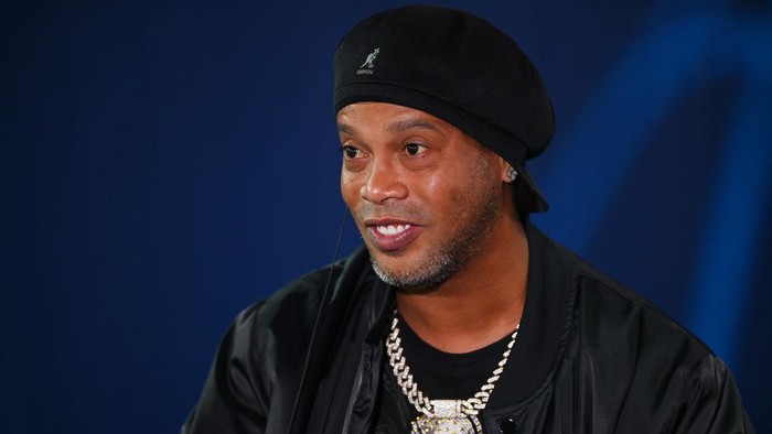 PARIS, FRANCE - OCTOBER 19: Ronaldinho, speaks to the media while working on TV prior to the UEFA Champions League group A match between Paris Saint-Germain and RB Leipzig at Parc des Princes on October 19, 2021 in Paris, France. (Photo by Matthias Hangst/Getty Images)