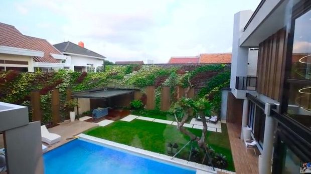 Rumah Titi Kamal dan Christian Sugiono