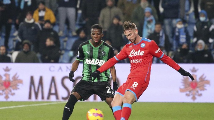 Napolis Fabian Ruiz, right, kicks the ball past Sassuolos Hamed Junior Traore, during the Serie A soccer match between Sassuolo and Napoli, at the Mapei stadium in Reggio Emilia, Italy, Wednesday, Dec. 1, 2021. (Spada/LaPresse via AP)