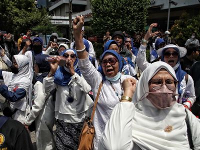 Semangat Emak-emak Ikut Aksi Reuni 212