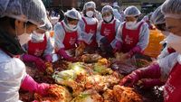 Ratusan Emak-emak Korsel Bikin Kimchi Bareng di Seoul