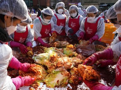 Ratusan Emak-emak Korsel Bikin Kimchi Bareng di Seoul