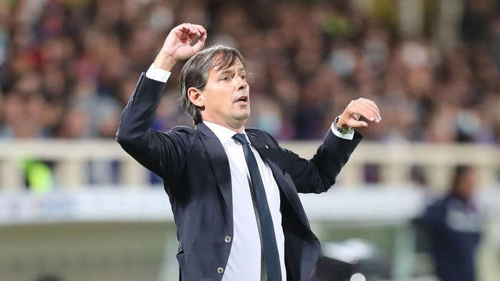 FLORENCE, ITALY - SEPTEMBER 21: Simone Inzaghi manager of FC Internazionale gestures during the Serie A match between ACF Fiorentina v FC Internazionale on September 21 in Florence, Italy.  (Photo by Gabriele Maltinti/Getty Images)
