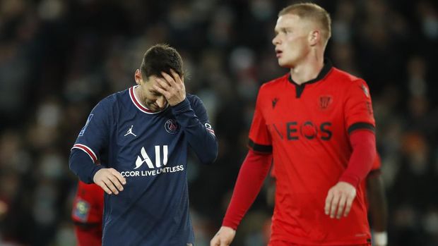Soccer Football - Ligue 1 - Paris St Germain v OGC Nice - Parc des Princes, Paris, France - December 1, 2021 Paris St Germain's Lionel Messi reacts REUTERS/Gonzalo Fuentes