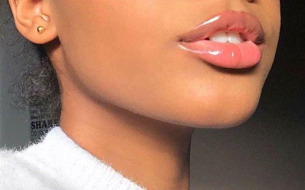 Tampilan bibir glossy/Pinterest.com/Wattpad