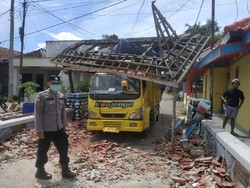 Truk Muat Tembakau Tabrak dan Hancurkan Gapura Desa di Ponorogo
