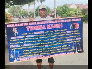 Pria Viral Bawa Banner Berawal dari Sajam Berujung Narkoba, Begini Kronologinya Pria Viral Bawa Banner Berawal dari Sajam Berujung Narkoba, Begini Kronologinya