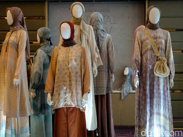 Usung Tema Minang Heritage, Ini Koleksi 10 Tahun RiaMiranda