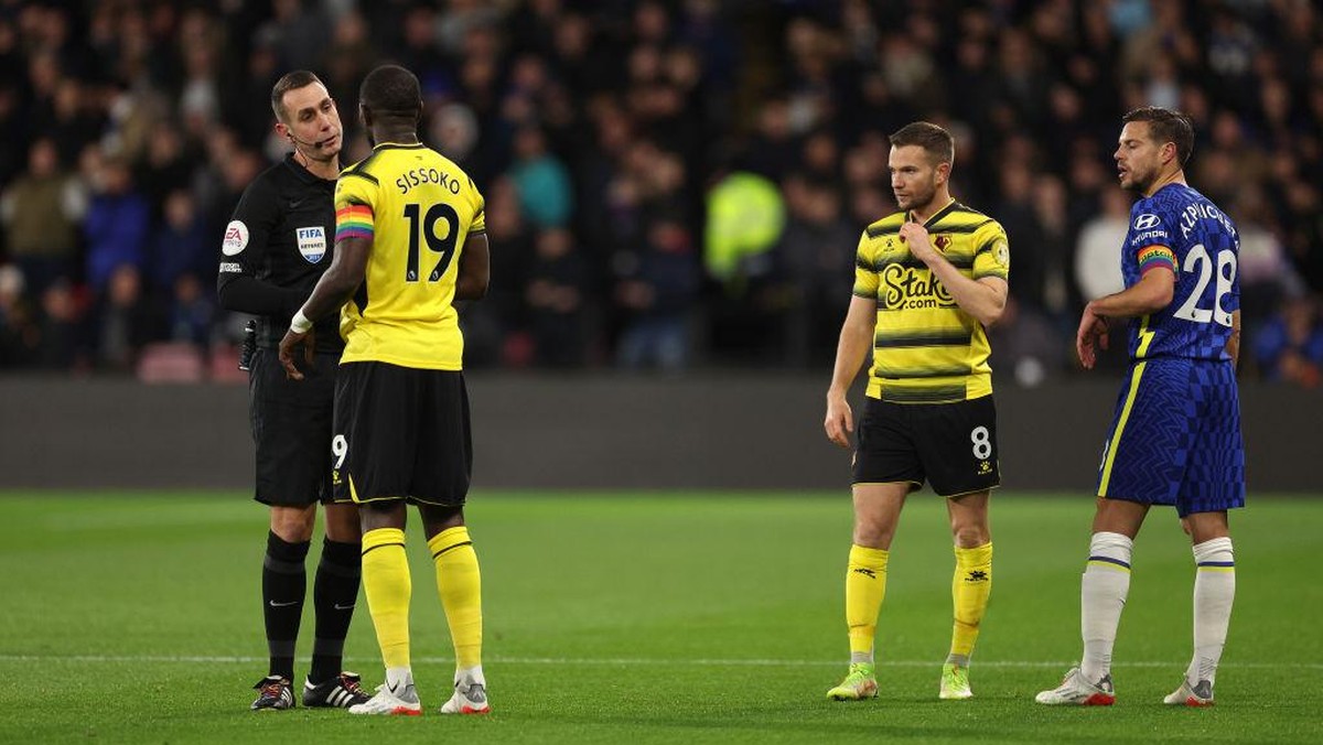 Wasit berdiskusi dengan pemain Watford dan Chelsea untuk menghentikan laga sementara waktu. Foto: Getty Images/Richard Heathcote