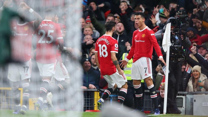 MANCHESTER, ENGLAND - DECEMBER 02: Cristiano Ronaldo of Manchester United celebrates after scoring their sides second goal during the Premier League match between Manchester United and Arsenal at Old Trafford on December 02, 2021 in Manchester, England. (Photo by Alex Livesey/Getty Images)