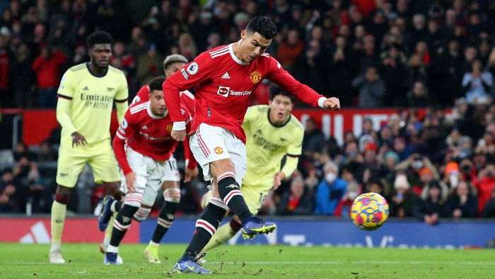 1356848887 MANCHESTER, ENGLAND - DECEMBER 02: Cristiano Ronaldo of Manchester United scores their side's third goal from the penalty spot during the Premier League match between Manchester United and Arsenal at Old Trafford on December 02, 2021 in Manchester, England. (Photo by Alex Livesey/Getty Images)