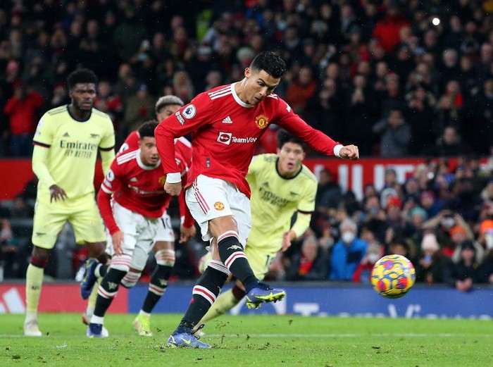 MANCHESTER, ENGLAND - DECEMBER 02: Cristiano Ronaldo of Manchester United scores their side's third goal from the penalty spot during the Premier League match between Manchester United and Arsenal at Old Trafford on December 02, 2021 in Manchester, England. (Photo by Alex Livesey/Getty Images)