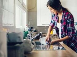 Piring Numpuk Habis Banjir Tamu saat Natal? Begini Tips Cucinya