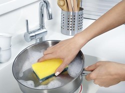 Kelewat Gabut, Orang Ini Malah Cuci Piring di Rumah Kekasih Temannya