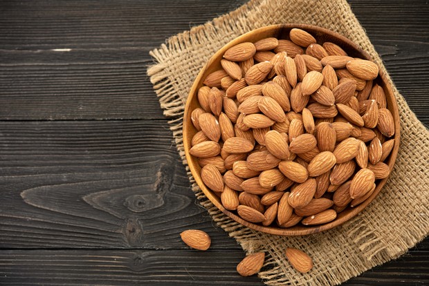 Almond untuk mencegah rabun dini