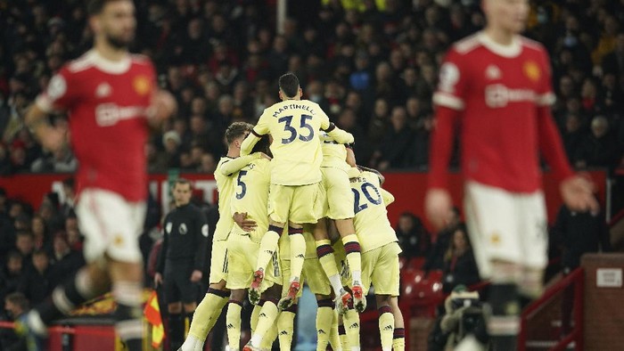 Arsenal players celebrate after Arsenals Emile Smith Rowe scored the opening goal during the English Premier League soccer match between Manchester United and Arsenal at Old Trafford stadium in Manchester, England, Thursday, Dec. 2, 2021. (AP Photo/Dave Thompson)