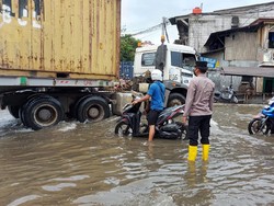 Puluhan Warga Muara Angke Terdampak Banjir Rob, Polisi Beri Bantuan