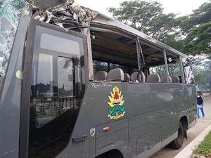 Bus Siswi Sepolwan Tabrak Pohon di Tangsel, Empat Orang Terluka