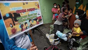 Waspada Omicron, Petugas Blusukan ke Gang-gang Cegah Warga Mudik Nataru