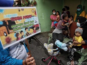 Waspada Omicron, Petugas Blusukan ke Gang-gang Cegah Warga Mudik Nataru