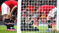 De Gea tergeletak usai berbenturan dengan Fred dalam menghadapi sepak pojok Arsenal. (Foto: Getty Images/Alex Livesey)