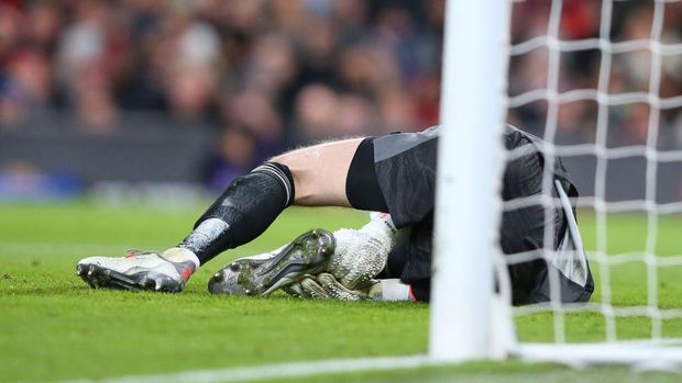 MANCHESTER, ENGLAND - DECEMBER 02: David De Gea of Manchester United appears to be injured after Emile Smith Rowe of Arsenal (not pictured) scores their side's first goal during the Premier League match between Manchester United and Arsenal at Old Trafford on December 02, 2021 in Manchester, England. (Photo by Alex Livesey/Getty Images)