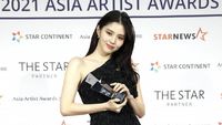 Foto: Adu Gaya 8 Artis Korea di AAA 2021, Han So Hee Hingga Song Ji Hyo