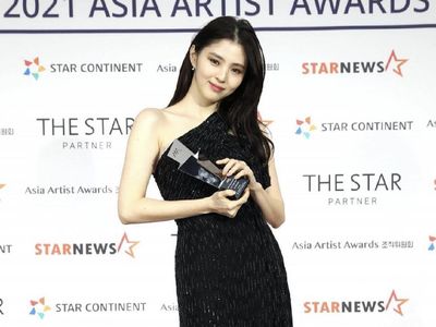 Foto: Adu Gaya 8 Artis Korea di AAA 2021, Han So Hee Hingga Song Ji Hyo