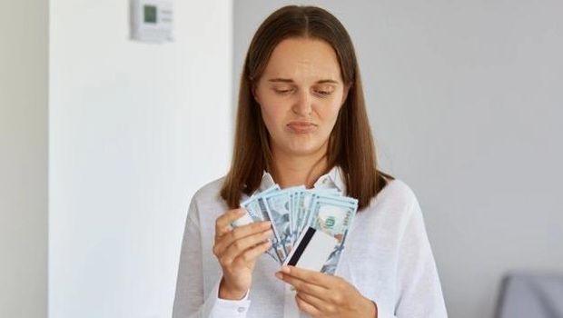 Ilustrasi bingung terhadap uang/ Foto: Freepik.com