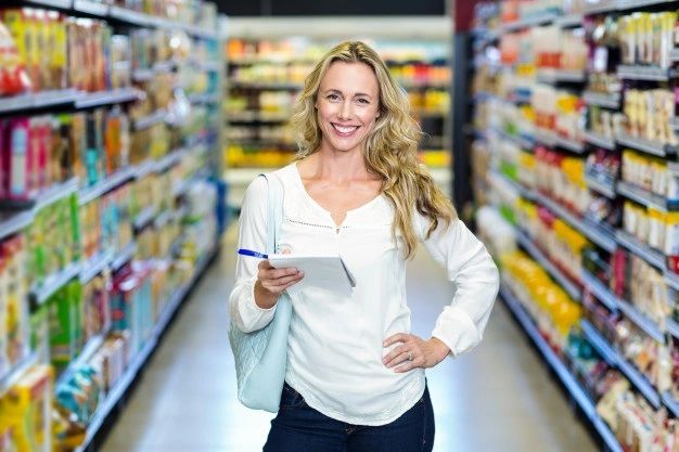 Ilustrasi memegang daftar belanja/ Foto: Freepik.com