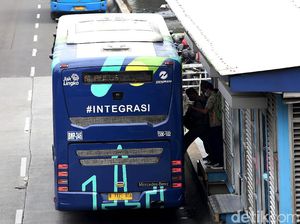 Bus TransJakarta Dilempari Batu di Tanjung Priok, Kaca sampai Bolong Bus TransJakarta Dilempari Batu di Tanjung Priok, Kaca sampai Bolong