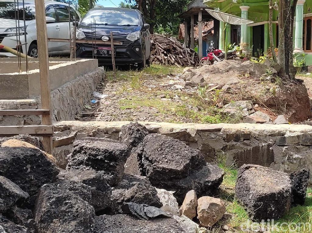 Buntut Konflik Pilkades, Jalan di Desa Pandeglang Diblokir Warga