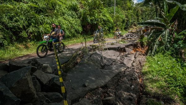 Jalan Penghubung Banten-Jabar di Lebak Longsor