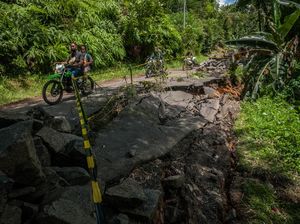 Jalan Penghubung Banten-Jabar di Lebak Longsor