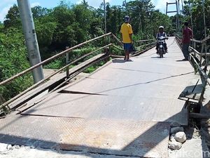 Jembatan Puan Maharani di Lebak Rusak, Bahayakan Warga-Besi Lantai Terbuka