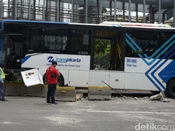 Kecelakaan TransJakarta Hari Ini: Tabrak Separator-Beton Pecah