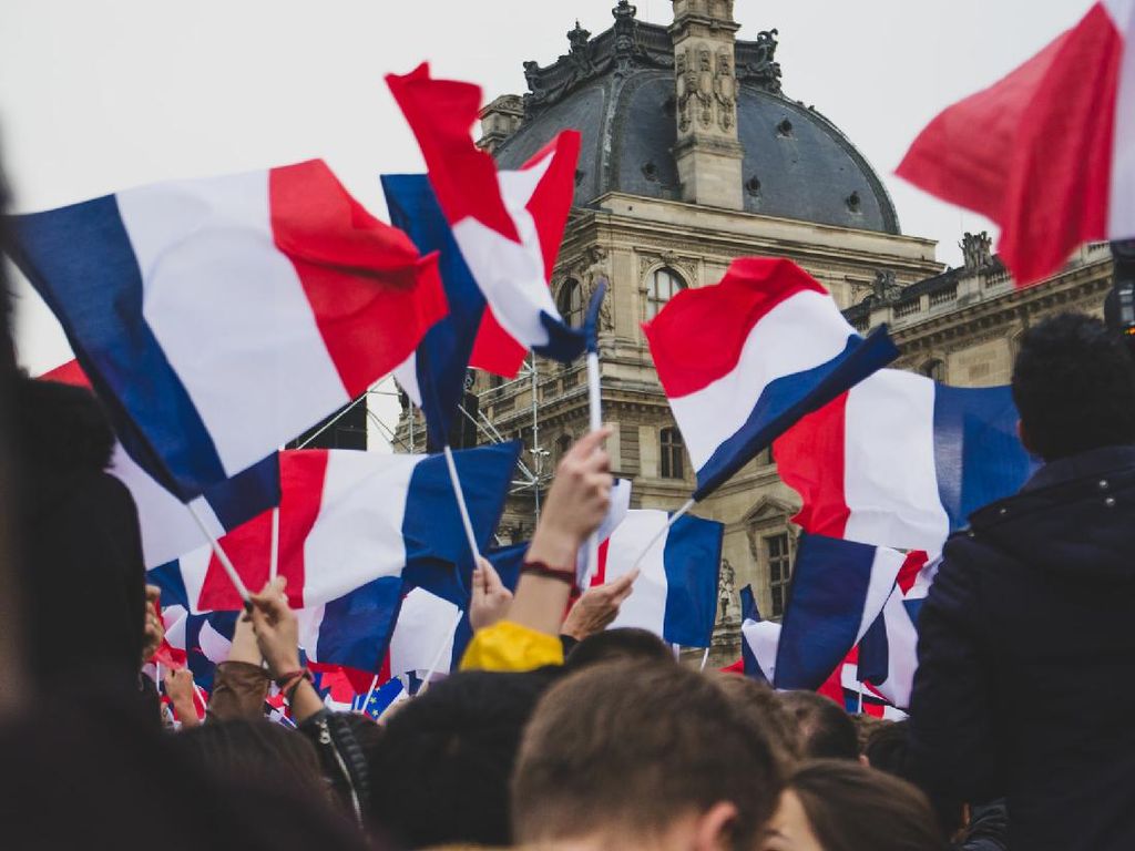 Warna Biru Bendera Prancis Berubah Jadi Lebih Gelap, Gegara Apa Ya?