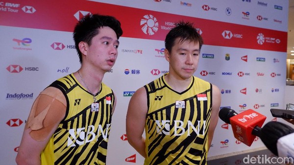 Kevin/Marcus Kevin Sanjaya Sukamuljo/Marcus Fernaldi Gideon sukses memenangi laga lawan Kim Astrup/Anders Skaarup Rasmussen, Jumat (3/12/2021) malam. Ganda nomor satu dunia itu menang tiga gim 21–15, 18–21, dan 21–9 dalam pertandingan di Bali International Convention Center.