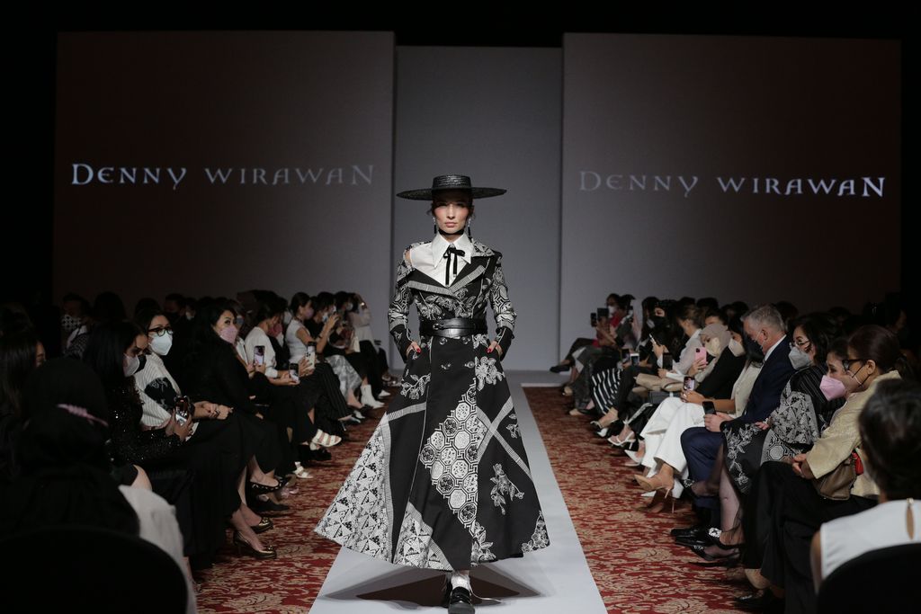 Koleksi 'Niti Senja' Denny Wirawan