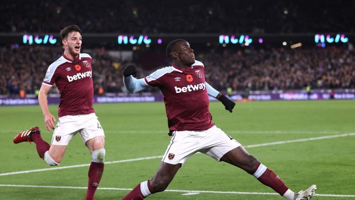 Kurt Zouma LONDON, ENGLAND - NOVEMBER 07: Kurt Zouma of West Ham United celebrates after he scores his sides third goal during the Premier League match between West Ham United and Liverpool at London Stadium on November 07, 2021 in London, England. (Photo by Alex Pantling/Getty Images)