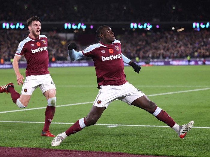 LONDON, ENGLAND - NOVEMBER 07: Kurt Zouma of West Ham United celebrates after he scores his sides third goal during the Premier League match between West Ham United  and  Liverpool at London Stadium on November 07, 2021 in London, England. (Photo by Alex Pantling/Getty Images)