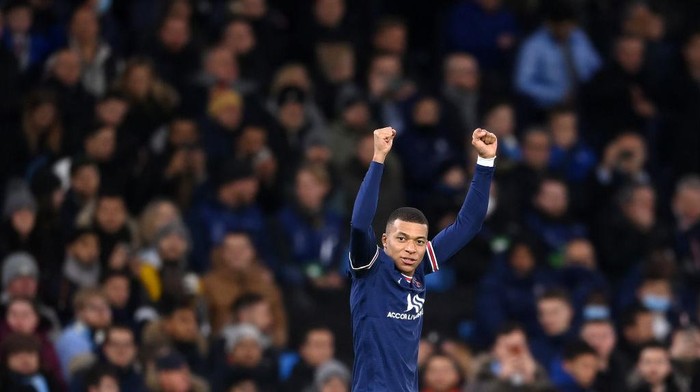 MANCHESTER, ENGLAND - NOVEMBER 24: Kylian Mbappe of Paris Saint-Germain celebrates after scoring their teams first goal during the UEFA Champions League group A match between Manchester City and Paris Saint-Germain at Etihad Stadium on November 24, 2021 in Manchester, England. (Photo by Laurence Griffiths/Getty Images)