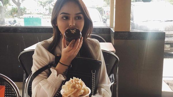 Selebgram Laura Anna Punya Momen Keren Saat Nikmati Es Kopi