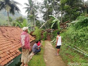 Longsor di Sumedang, Akses Jalan Terputus-Nyaris Timpa Rumah Warga
