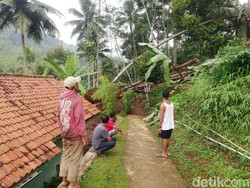 Longsor di Sumedang, Akses Jalan Terputus-Nyaris Timpa Rumah Warga