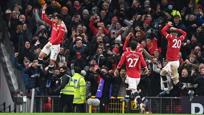 manchester united vs arsenal liga inggris premier league cristiano ronaldo mu vs arsenal MANCHESTER, ENGLAND - DECEMBER 02: Cristiano Ronaldo of Manchester United celebrates after scoring their side's third goal during the Premier League match between Manchester United and Arsenal at Old Trafford on December 02, 2021 in Manchester, England. (Photo by Shaun Botterill/Getty Images)