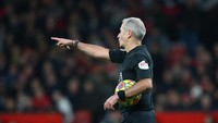 Wasit Martin Atkinson tetap mengesahkan gol Arsenal. (Foto: Getty Images/Alex Livesey)