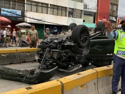 Mobil Dinas TNI Terguling di Busway Jatinegara Jaktim