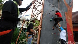 Semangat Para Difabel Belajar Panjat Dinding